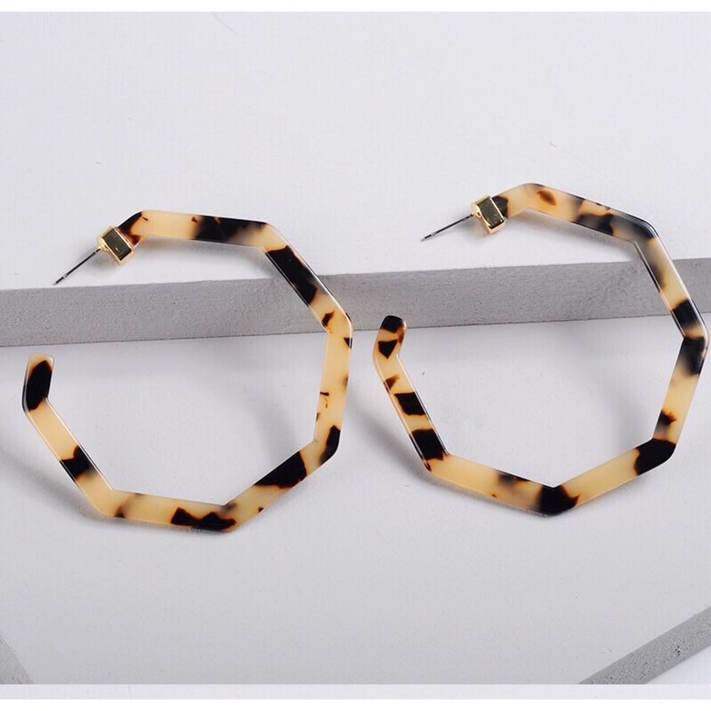 Blonde Tortoise Large Devri Resin Hoop Earrings - Picture 3 of 3